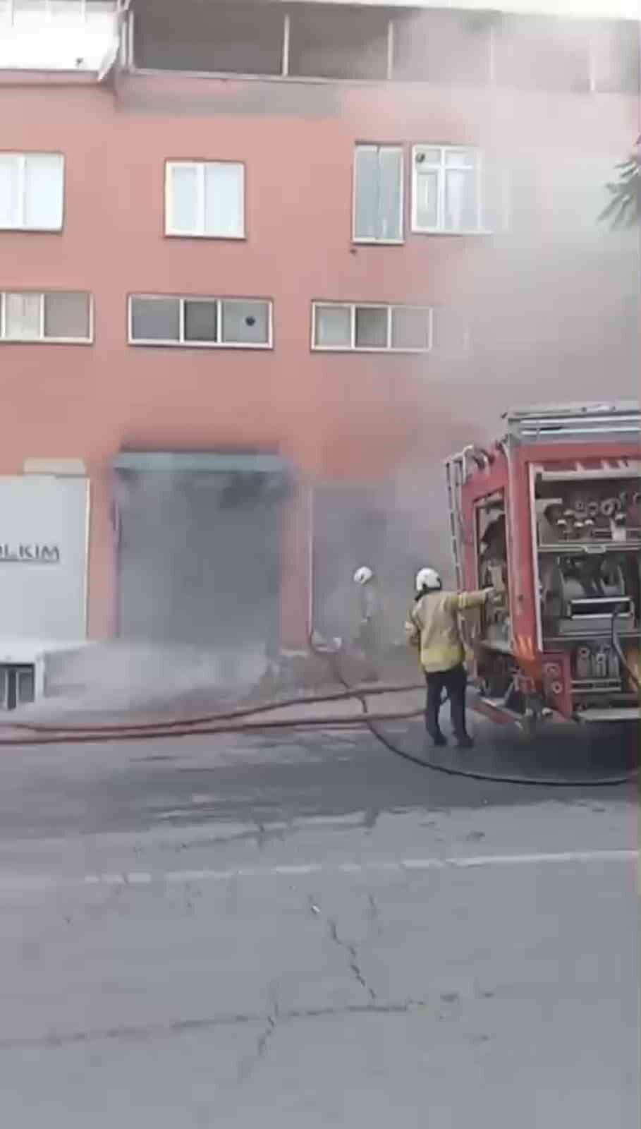 Pendik’te 7 katlı bir binanın giriş katındaki dükkanda çıkan yangın,