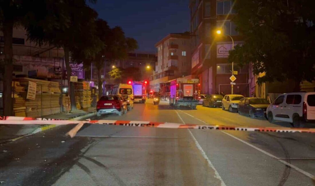 Pendik’te deterjan üretimi yapan fabrikada çıkan yangın itfaiye ekiplerinin müdahalesiyle