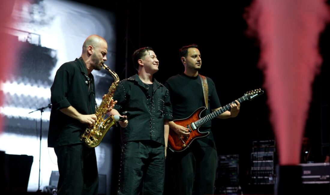 Poizi Bursa Festivali’ni Coşturdu 64. Uluslararası Bursa Festivali kapsamında sahne alan Poizi, sevilen şarkıları