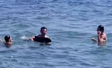 Tekirdağ’ın Şarköy ilçesinde denizde yüzen vatandaşlar, yanlarına kadar gelen yavru