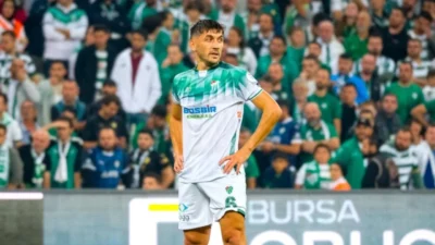 Bursaspor'un şampiyon kadrosunda yer alan Sefa Narin, yeşil-beyazlı ekibe veda