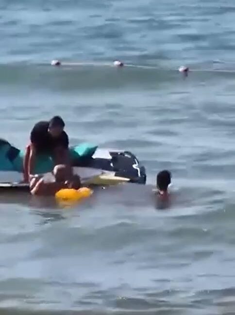 İstanbul Silivri’de denizde boğulma tehlikesi geçiren bir kişi cankurtaranlar tarafından