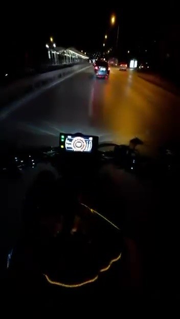 Sollamak isterken otomobile çarptı: Motosikletteki 2 kişi ölümden döndü Bursa’da sollama yapmak isteyen motosikletlinin, sinyal vermeden şerit değiştiren otomobile