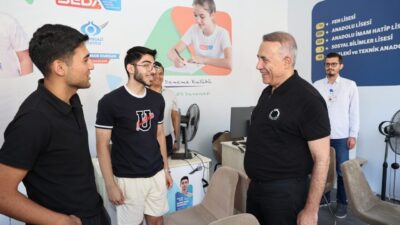 Öğrencileri tercih döneminde de yalnız bırakmayan Sultangazi Belediyesi, gençlerin en