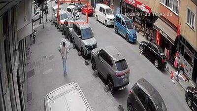 Sultangazi’de yolun karşısına geçmeye çalışan bir kurye, hafif ticari aracın