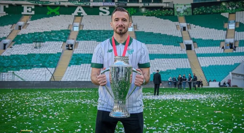 Bursaspor ile geçen sezon şampiyonluk sevinci yaşayan 28 yaşındaki sol