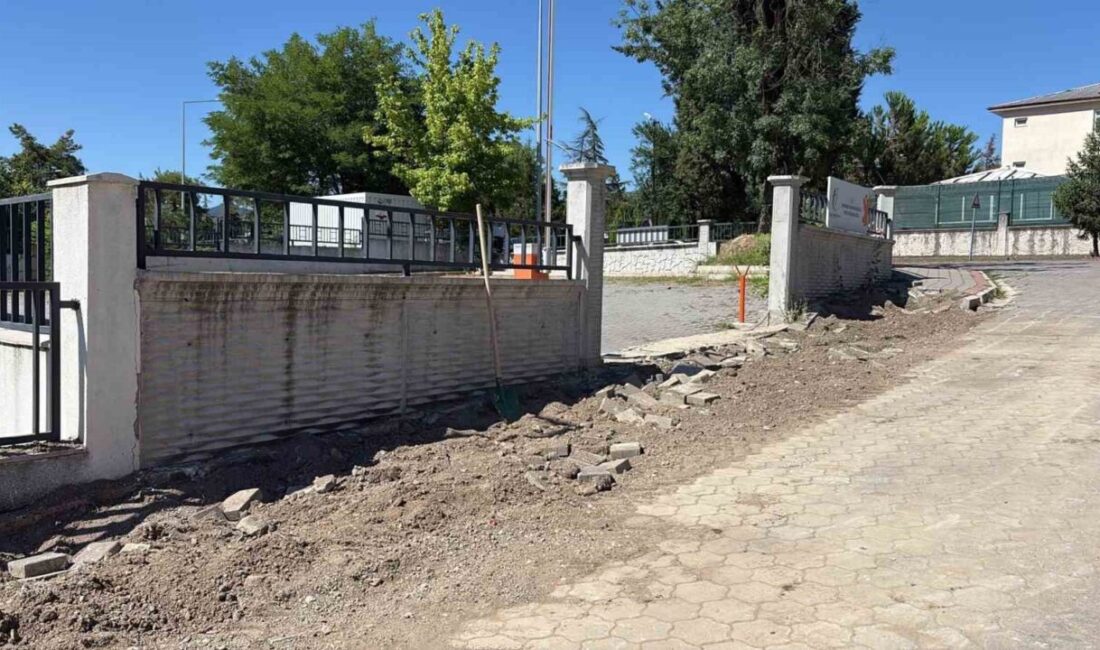 Tapu personeliyle tartışan belediye başkanı, kurumun önünü kazdırdı SAKARYA (İHA) – Sakarya Hendek Belediye Başkanı İrfan Püsküllü’nün Tapu
