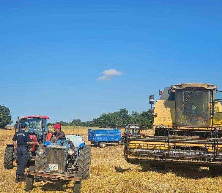 Tarla yangınlarına karşı biçerdöver operatörleri bilgilendirildi Bilecik’te tarla yangınlarına karşı operatörler bilgilendirildi. Bilecik’in Gölpazarı ilçesinde Bilecik