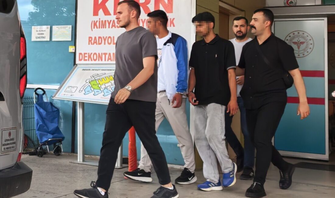 Bursa’nın İnegöl ilçesinde tartıştıkları genci darbedip boynundaki gümüş kolyeyi çalarak
