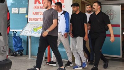 Bursa’nın İnegöl ilçesinde tartıştıkları genci darbedip boynundaki gümüş kolyeyi çalarak
