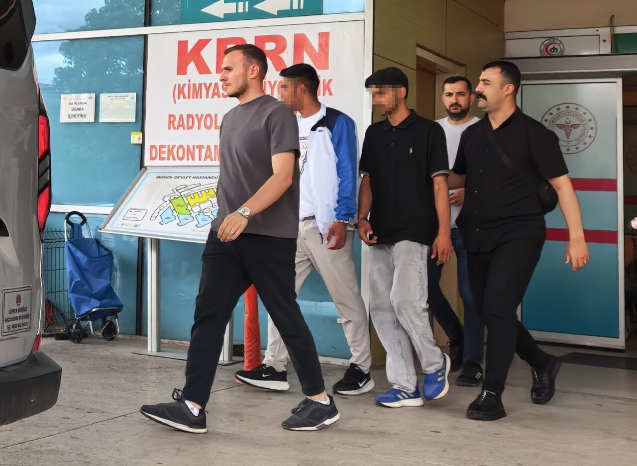 Bursa’nın İnegöl ilçesinde tartıştıkları genci darbedip boynundaki gümüş kolyeyi çalarak