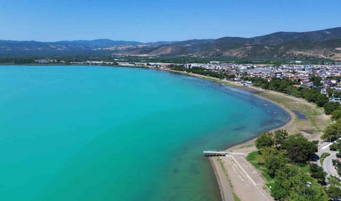 İznik Gölü, plankton patlaması sonrası turkuaza bürünmesiyle görenleri mest etti.