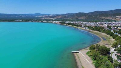 İznik Gölü, plankton patlaması sonrası turkuaza bürünmesiyle görenleri mest etti.