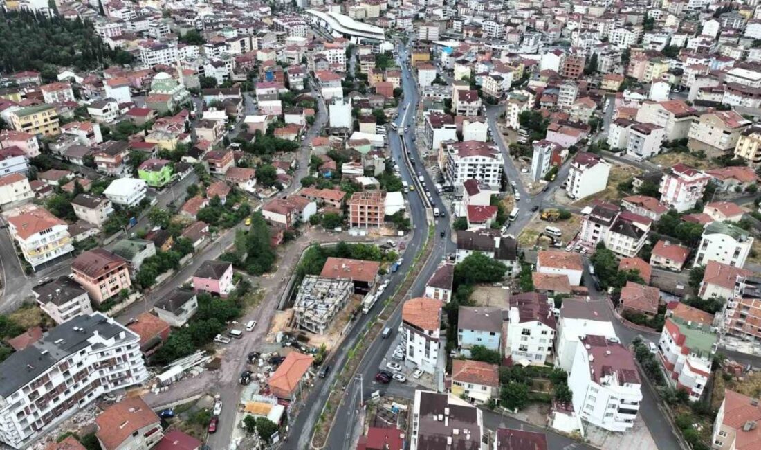 Çayırova’da Uğur Mumcu Caddesi, yürütülen üstyapı çalışmalarıyla baştan sona yenileniyor.