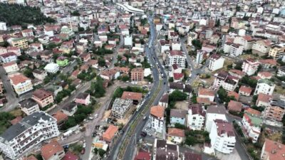 Çayırova’da Uğur Mumcu Caddesi, yürütülen üstyapı çalışmalarıyla baştan sona yenileniyor.