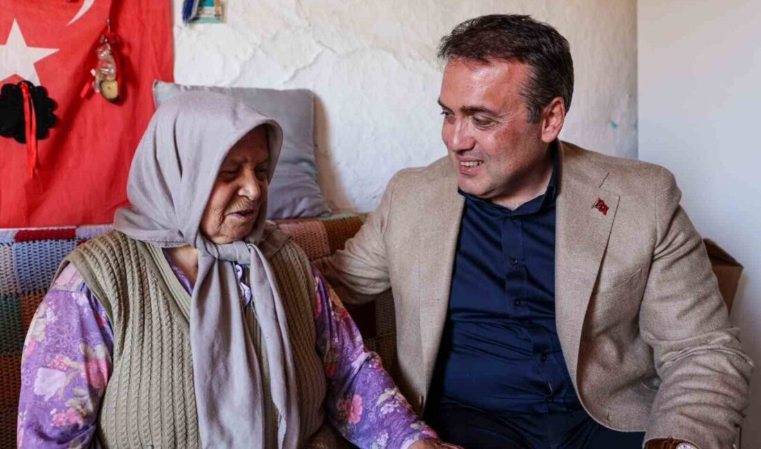 Bilecik Valisi Faik Oktay Sözer, yaşlı vatandaşı evinde ziyaret ederek