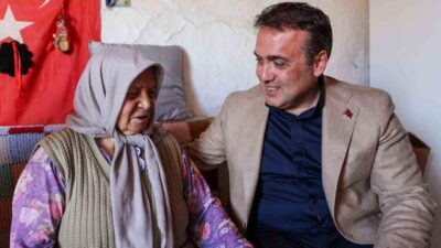 Bilecik Valisi Faik Oktay Sözer, yaşlı vatandaşı evinde ziyaret ederek