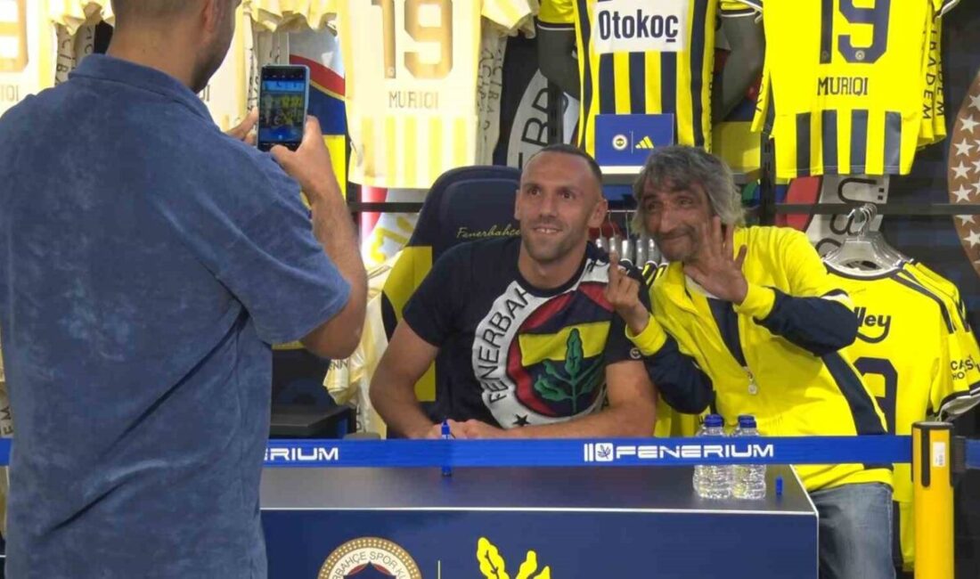 Vedat Muriqi’ye Kadıköy’de sevgi seli Fenerbahçe’nin Kosovalı golcüsü Vedat Muriqi, Kadıköy’de Fenerium mağazasında düzenlenen imza