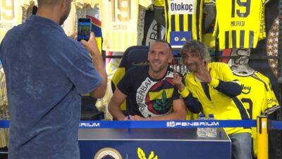 Fenerbahçe’nin Kosovalı golcüsü Vedat Muriqi, Kadıköy’de Fenerium mağazasında düzenlenen imza
