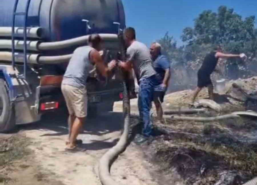 Vidanjördeki kanalizasyon suyuyla alevlerin önünü kestiler Edirne’nin Enez ilçesinde çalılık alanda çıkan yangın, vidanjördeki kanalizasyon suyu