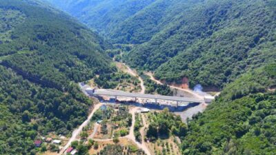 1998 yılında ihale edilen ve yıllardır tamamlanması beklenen Yalova-Armutlu kara