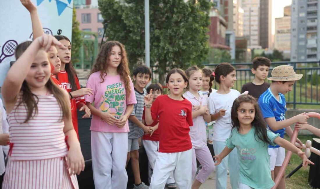 Yaz akşamı etkinliği şenliğe dönüştü Osmangazi Belediyesi’nin yaz akşamlarına renk katan Mahalle Şenlikleri, Doğanbey Mahallesi’nde