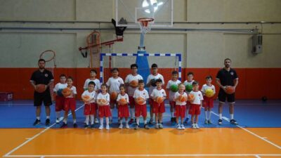 Bilecik Belediyesi’nin yaz spor okulları, yüzlerce çocuğu sporla buluşturarak hem