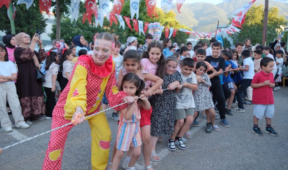 Çocuklar doyasıya eğlendi Yıldırım Belediyesi’nin başlattığı Geleneksel Mahalle Çocuk Şenlikleri, Değirmenönü Mahallesi’nde renkli