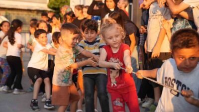 Yıldırım Belediyesi’nin düzenlediği ‘Geleneksel Mahalle Çocuk Şenlikleri’, Sakarya Mahallesi’nde minikleri