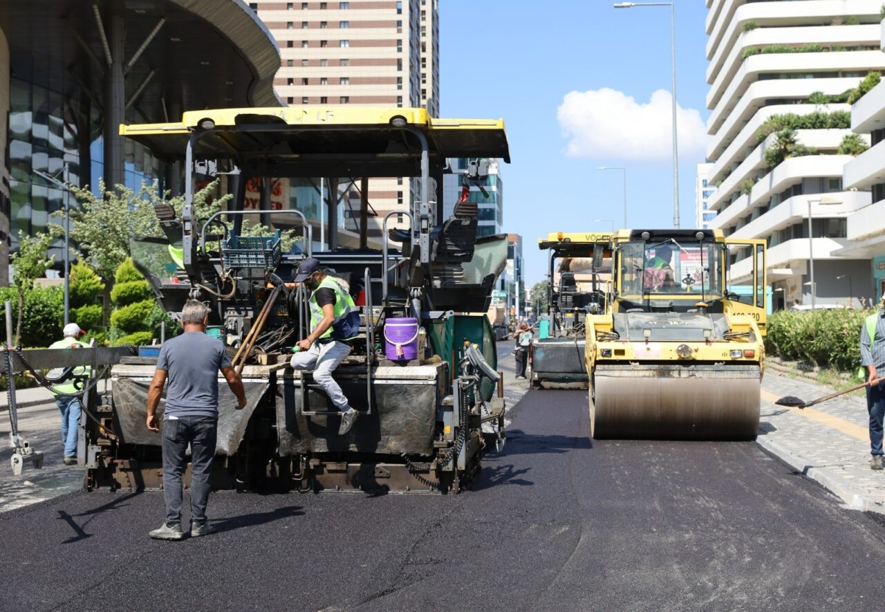 Bursa Büyükşehir Belediyesi, Nilüfer Odunluk Mahallesi'ndeki Akademi Caddesi'nde yürüttüğü yol