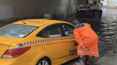 İstanbul’da etkili olan sağanak nedeniyle Zincirlikuyu alt geçidinde su baskını