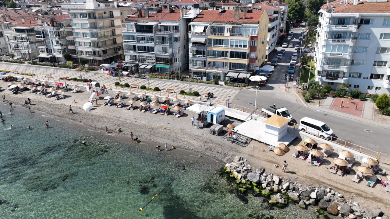 Mudanya Belediyesi'nin yeni hizmeti Plaj Mudanya, Güzelyalı'da vatandaşların kullanımına açıldı.