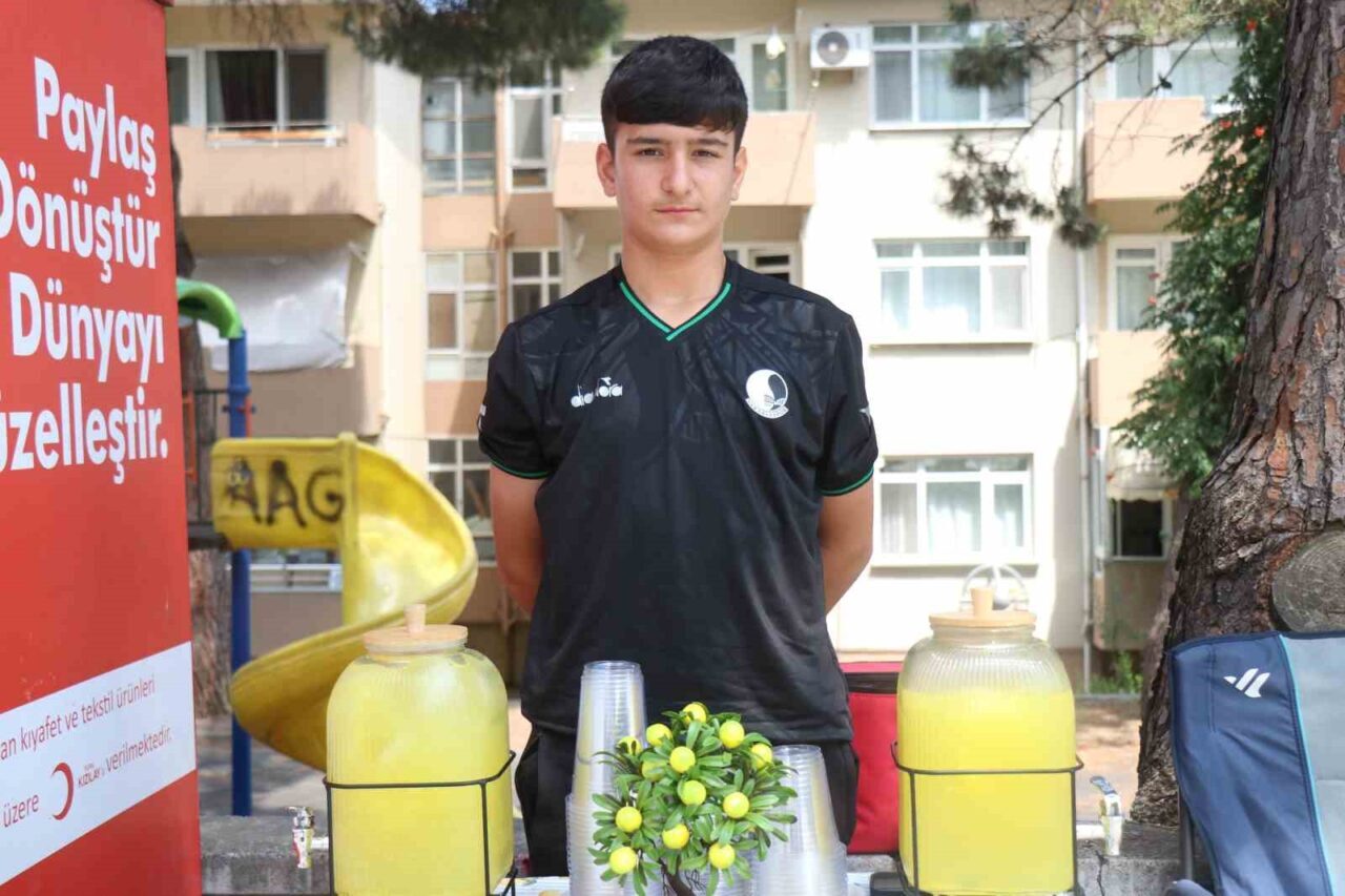 14 yaşındaki Buğra limonata satarak asgari ücretin üç katı kazandı 23 Bülten Medya -