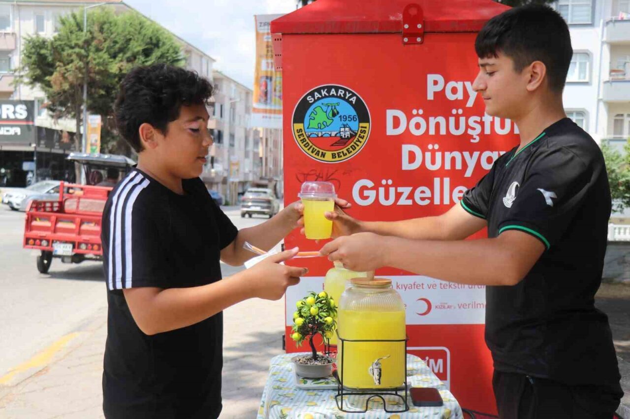 14 yaşındaki Buğra limonata satarak asgari ücretin üç katı kazandı 20 Bülten Medya -
