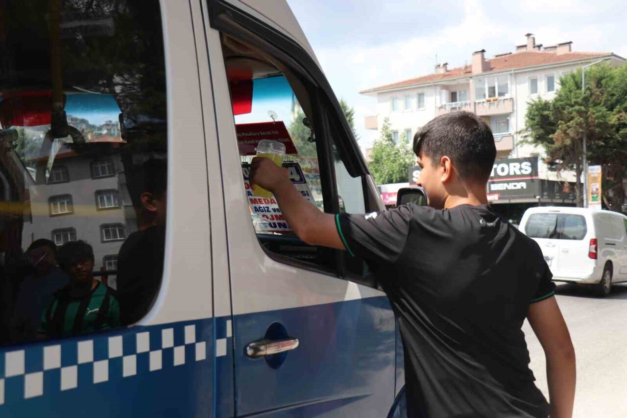 14 yaşındaki Buğra limonata satarak asgari ücretin üç katı kazandı 21 Bülten Medya -