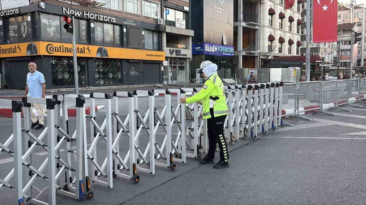 30 Ağustos Zafer Bayramı kutlamaları nedeniyle Vatan Caddesi trafiğe kapatıldı 8 Bülten Medya -