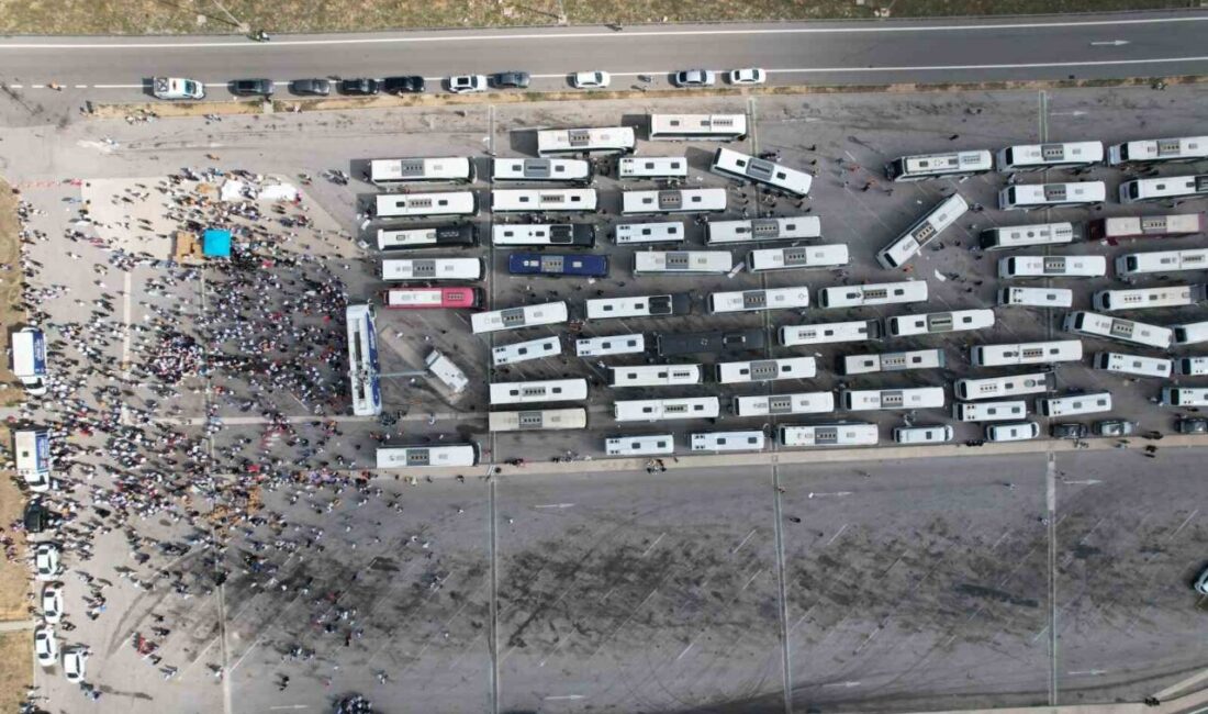 300 otobüs, 15 bin AK Parti mensubu, İstanbul’dan Ankara’ya yola çıktı AK Parti İstanbul İl Teşkilatı, partinin 25’inci kuruluş yıl dönümü