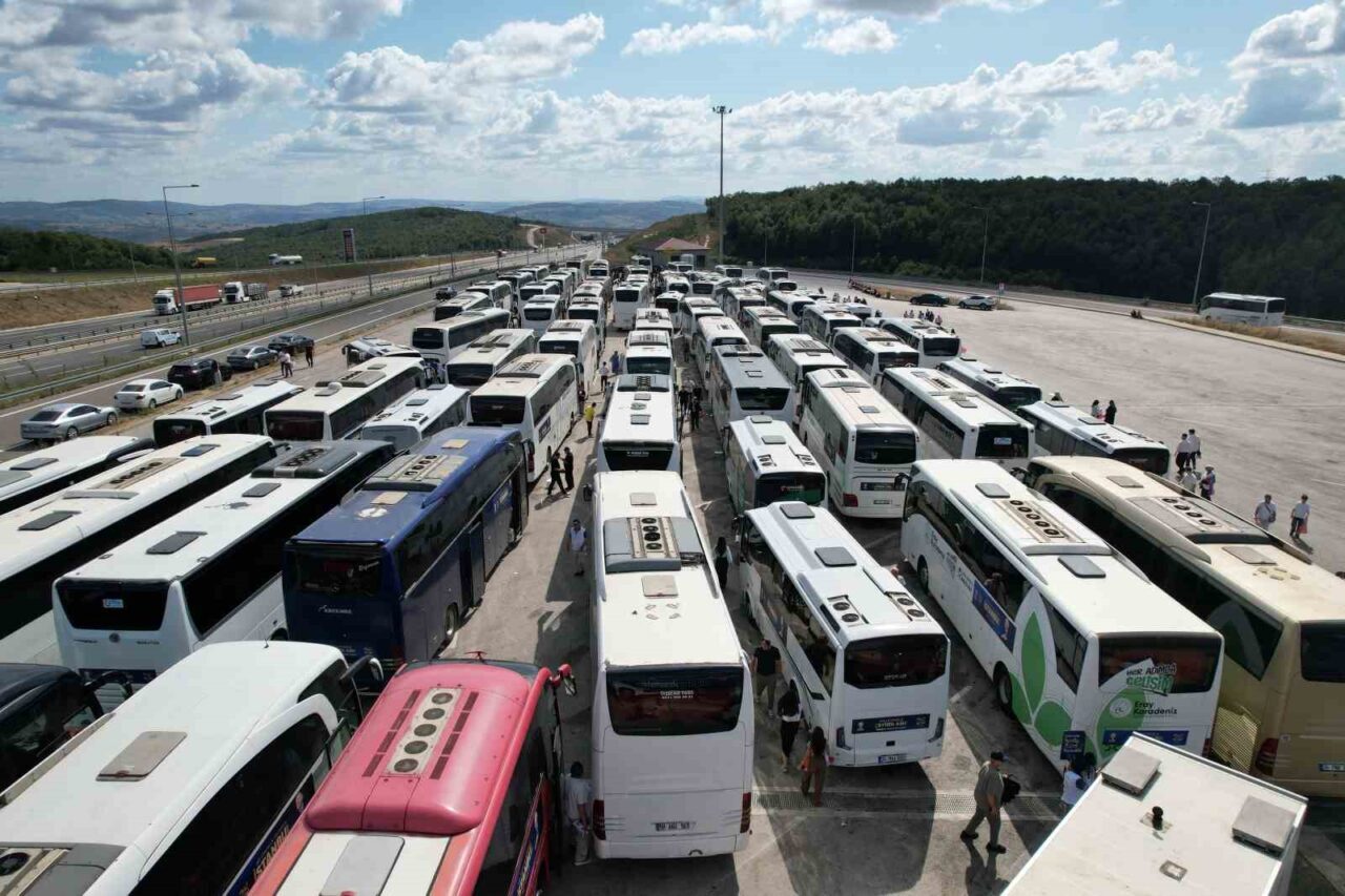 300 otobüs, 15 bin AK Parti mensubu, İstanbul’dan Ankara’ya yola çıktı 25 Bülten Medya -