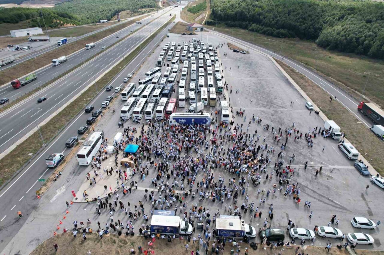 300 otobüs, 15 bin AK Parti mensubu, İstanbul’dan Ankara’ya yola çıktı 22 Bülten Medya -