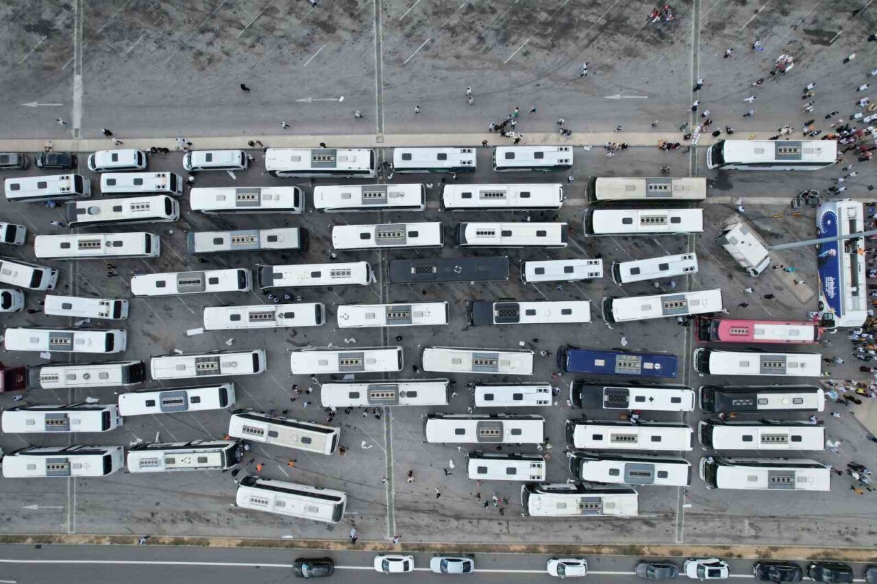 300 otobüs, 15 bin AK Parti mensubu, İstanbul’dan Ankara’ya yola çıktı 23 Bülten Medya -