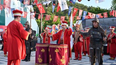Bursa’nın Fethi’nin 700’üncü yıl dönümü etkinlikleri kapsamında düzenlenen ilçe şenliklerinin