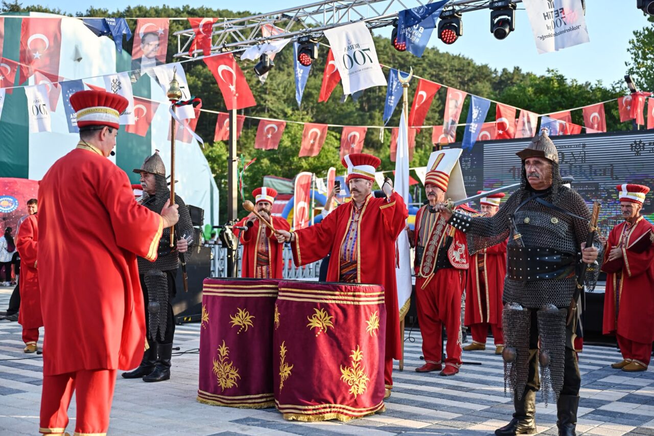 Bursa’nın Fethi’nin 700’üncü yıl dönümü etkinlikleri kapsamında düzenlenen ilçe şenliklerinin
