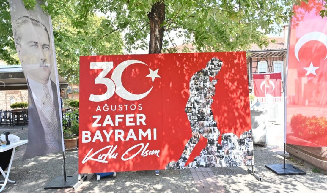 Bursa’da yüzlerce fotoğraf birleşti! Bursa’da 30 Ağustos Zafer Bayramı kapsamında düzenlenen etkinlikte vatandaşlar, seçtikleri