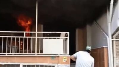 Bursa’da 4 katlı evin giriş katında çıkan yangına ilk müdahaleyi