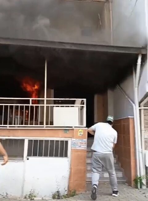 4 katlı evin giriş katında çıkan yangına ilk müdahaleyi vatandaşlar yaptı Bursa’da 4 katlı evin giriş katında çıkan yangına ilk müdahaleyi