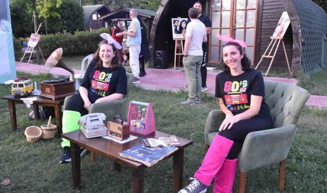 80’ler nostalji ruhu Pendik’te yaşatıldı Müzikleriyle, oyunlarıyla, o döneme ait yiyecekleri ve ev eşyaları ile