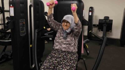 Parkinson hastalığı sebebiyle denge bozukluğu yaşayan ve bastonla yürümek zorunda