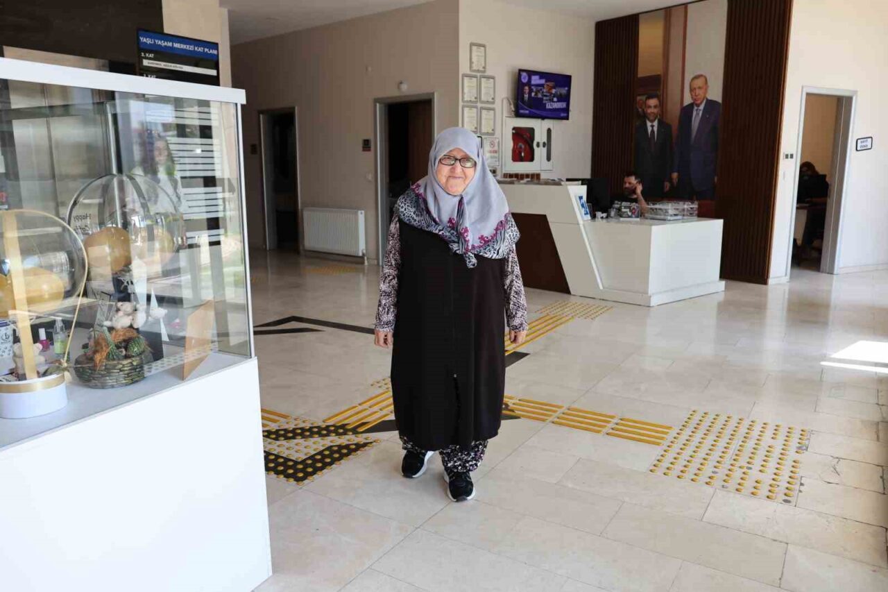 82 yaşındaki kadın, sporla bastonunu attı 12 Bülten Medya -