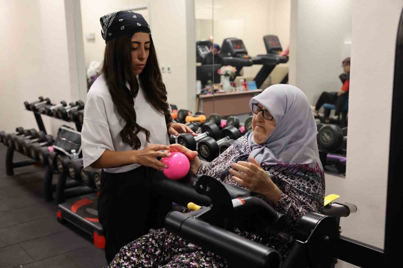 82 yaşındaki kadın, sporla bastonunu attı 10 Bülten Medya -