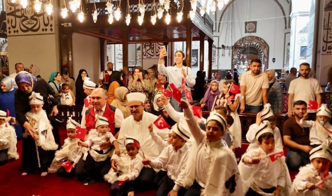 530 yıllık gelenek Bursa’da yeniden yaşatıldı Bursa’da Vakıflar Genel Müdürlüğü tarafından düzenlenen sünnet şöleninde 25 çocuk